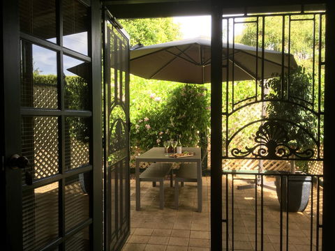 Wine And Roses Bed And Breakfast - Accommodation Gladstone 4
