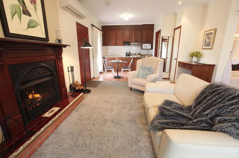 Wine And Roses Bed And Breakfast - Accommodation Gladstone 16