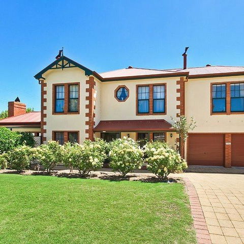 Wine And Roses Bed And Breakfast - Accommodation Gladstone 0