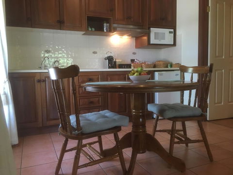 Wine And Roses Bed And Breakfast - Accommodation Gladstone 2