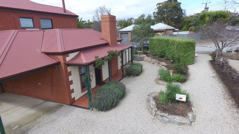 Wine And Roses Bed And Breakfast - Accommodation Gladstone 13