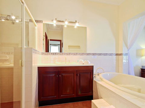 Wine And Roses Bed And Breakfast - Accommodation Gladstone 18