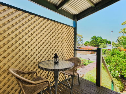 Wine And Roses Bed And Breakfast - Accommodation Gladstone 12