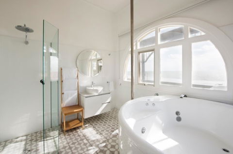 Seawall Apartments - Accommodation Gladstone 10