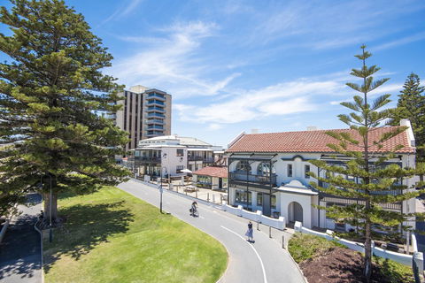 Seawall Apartments - Accommodation Gladstone 0