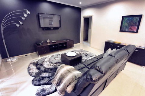 Casavino Luxury Villa - Accommodation Gladstone 0