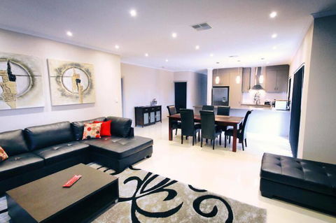 Casavino Luxury Villa - Accommodation Gladstone 3