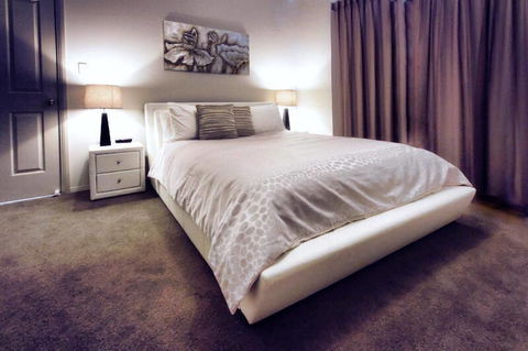 Casavino Luxury Villa - Accommodation Gladstone 5