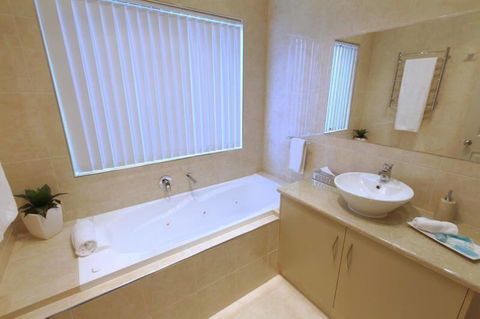 Casavino Luxury Villa - Accommodation Gladstone 26