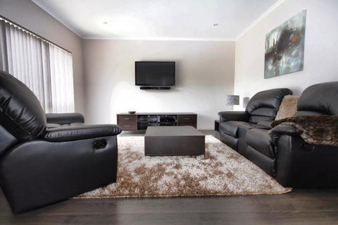 Casavino Luxury Villa - Accommodation Gladstone 18