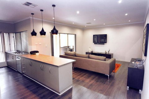 Casavino Luxury Villa - Accommodation Gladstone 35