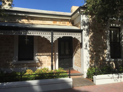 8 Osborne - Accommodation Gladstone 0