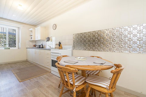 Stoneleigh Cottage Bed And Breakfast - Accommodation Gladstone 6