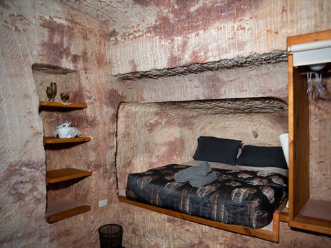 Ali\'s Underground Studio - Accommodation Gladstone 9