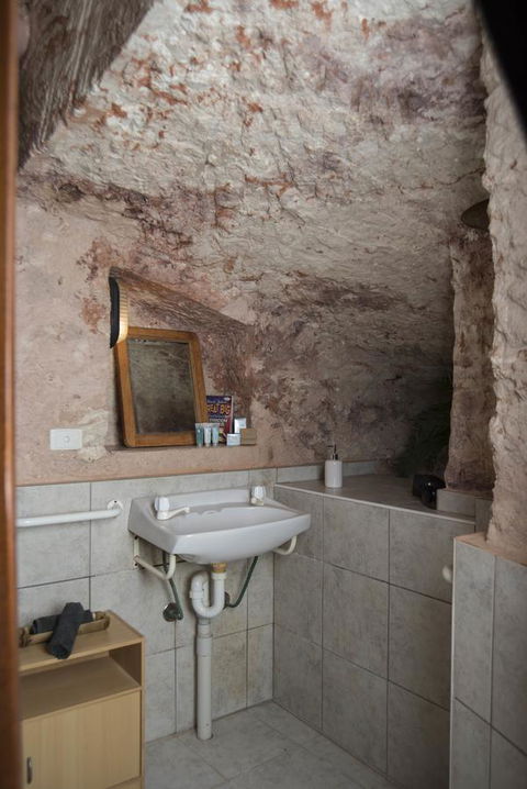 Ali\'s Underground Studio - Accommodation Gladstone 10