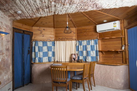 Ali\'s Underground Studio - Accommodation Gladstone 6
