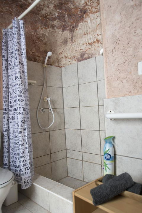 Ali\'s Underground Studio - Accommodation Gladstone 11
