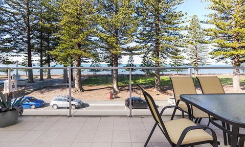 Breeze Beachfront Apartment - Accommodation Gladstone 40