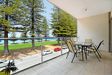 Breeze Beachfront Apartment - Accommodation Gladstone 5