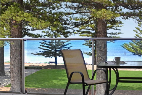 Breeze Beachfront Apartment - Accommodation Gladstone 3