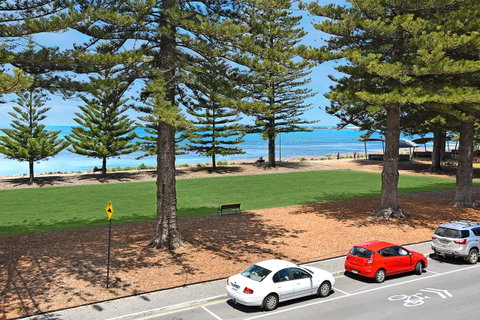 Breeze Beachfront Apartment - Accommodation Gladstone 4