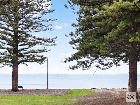 Breeze Beachfront Apartment - Accommodation Gladstone 23