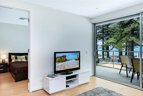 Breeze Beachfront Apartment - Accommodation Gladstone 7