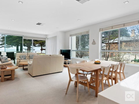 Breeze Beachfront Apartment - Accommodation Gladstone 19