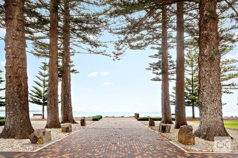 Breeze Beachfront Apartment - Accommodation Gladstone 42