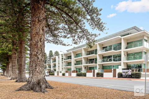 Breeze Beachfront Apartment - Accommodation Gladstone 0
