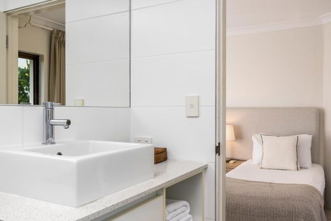 Bayview Beachfront Apartments, In Town Right On The Beach - Accommodation Gladstone 31