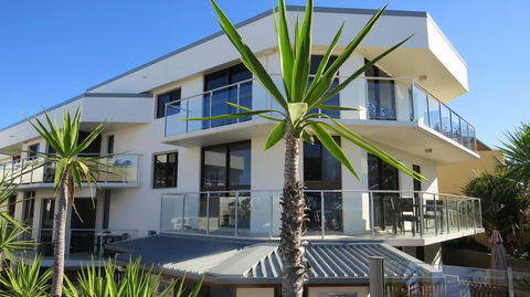 Bayview Beachfront Apartments, In Town Right On The Beach - Accommodation Gladstone 14