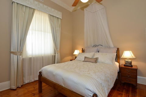 Trafalgar Premium Vintage Suites - Accommodation Gladstone 7