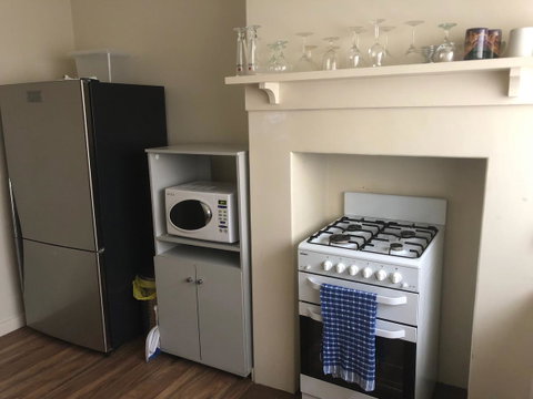 Kingscote Central - Accommodation Gladstone 3