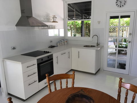 Hilltop Too - Accommodation Gladstone 2