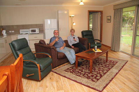Camawald Coonawarra Cottage B&B - Accommodation Gladstone 4