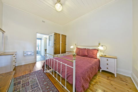 Vineyard Cottage BnB - Accommodation Gladstone 2