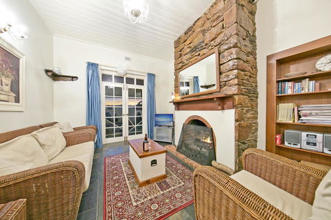 Vineyard Cottage BnB - Accommodation Gladstone 3