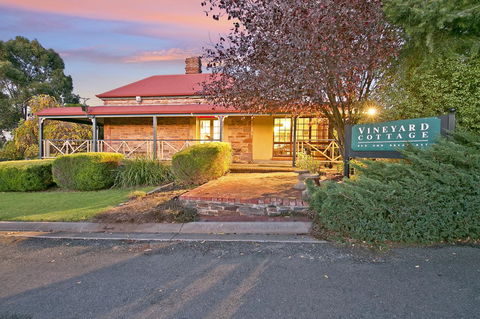 Vineyard Cottage BnB - Accommodation Gladstone 8