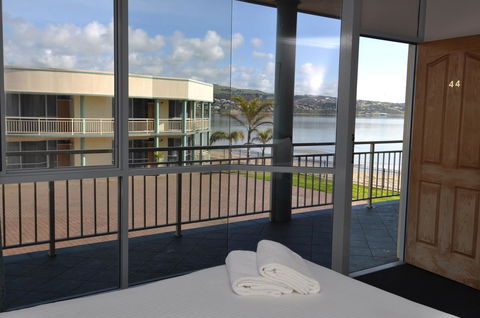 Hilton Beachfront Motel - Accommodation Gladstone 0