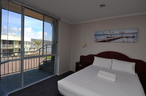 Hilton Beachfront Motel - Accommodation Gladstone 34