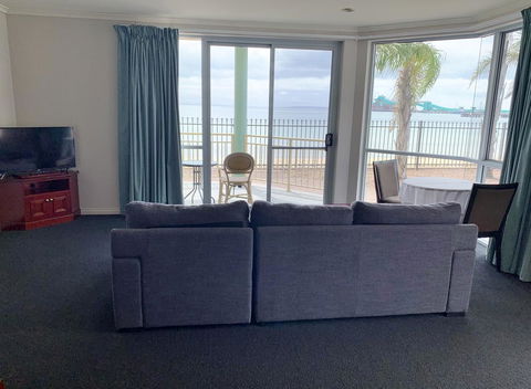 Hilton Beachfront Motel - Accommodation Gladstone 7