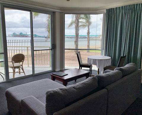 Hilton Beachfront Motel - Accommodation Gladstone 15