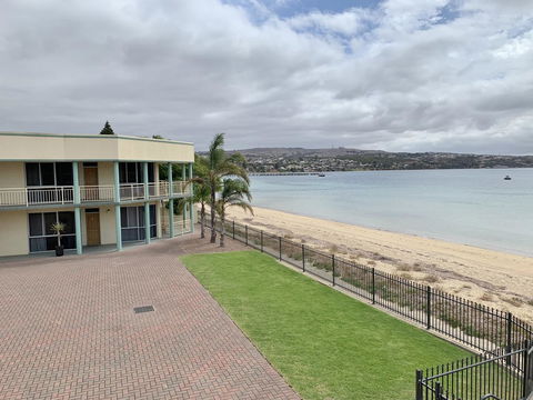 Hilton Beachfront Motel - Accommodation Gladstone 13