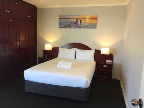 Hilton Beachfront Motel - Accommodation Gladstone 8