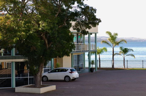 Hilton Beachfront Motel - Accommodation Gladstone 42