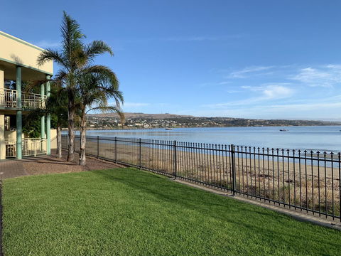 Hilton Beachfront Motel - Accommodation Gladstone 4
