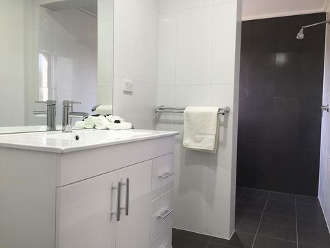 Hilton Beachfront Motel - Accommodation Gladstone 37
