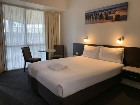 Hilton Beachfront Motel - Accommodation Gladstone 1