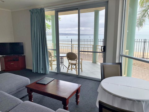 Hilton Beachfront Motel - Accommodation Gladstone 3